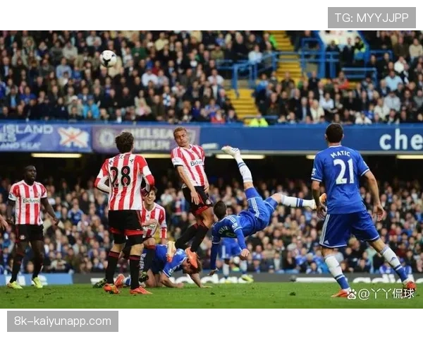 斯坦福桥现场：切尔西球迷在比赛第21分钟起立鼓掌致敬特里